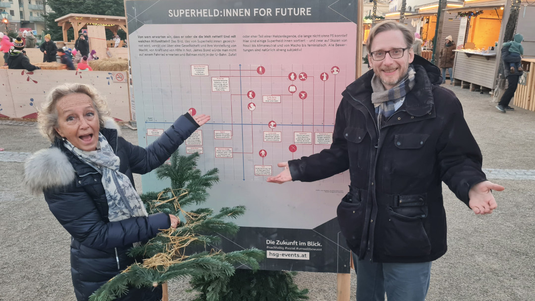 GR Gabriele Gerstner und StR Gottfried Forsthuber (v.l. beide FP) wundern sich über „Woke-Weihnachten“ im Badener Kurpark.