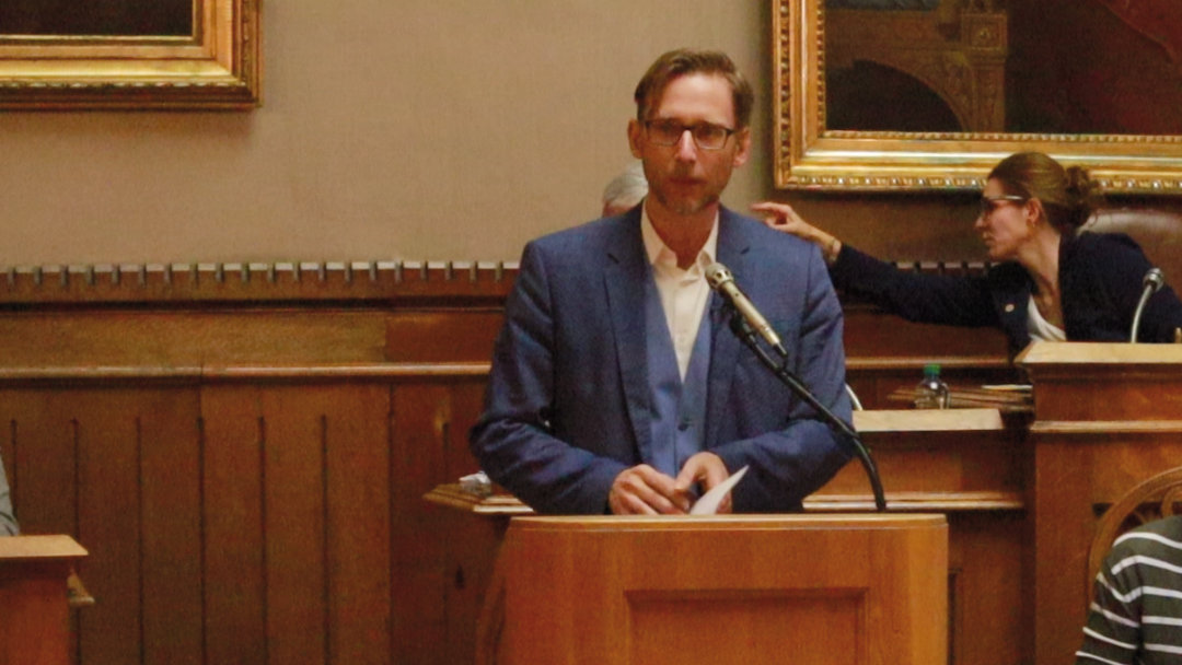 Stadtrat Forsthuber beim Verlesen des Dringlichkeitsantrags