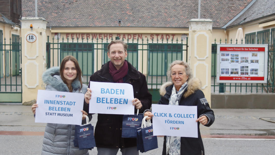 Carmen Schnedl, Gottfried Forsthuber und Gabriele Gerstner vor dem Feuerwehrhaus Baden Grabengasse