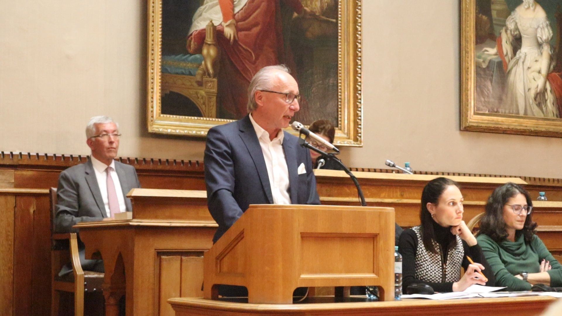 René Hansy spricht im Gemeinderat der Stadt Baden zum Rechnungsabschluss 2025.