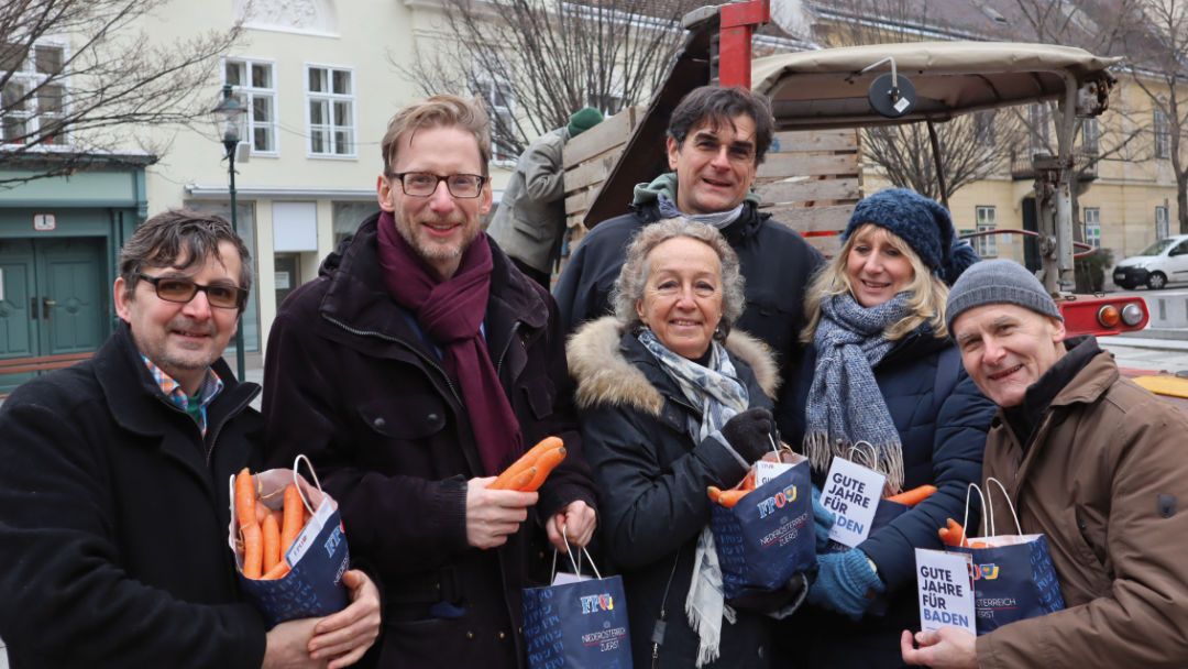 Ein besonderes Wahlkampfevent hatten die Badener Freiheitlichen am Samstag. Der FPÖ Gemüsetraktor brachte regionales Gemüse in die Badener Innenstadt. Über eine Tonne regionales Gemüse wurde verteilt.